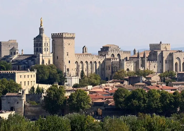 Au Centre De Villeneuve-Les-Avignon
