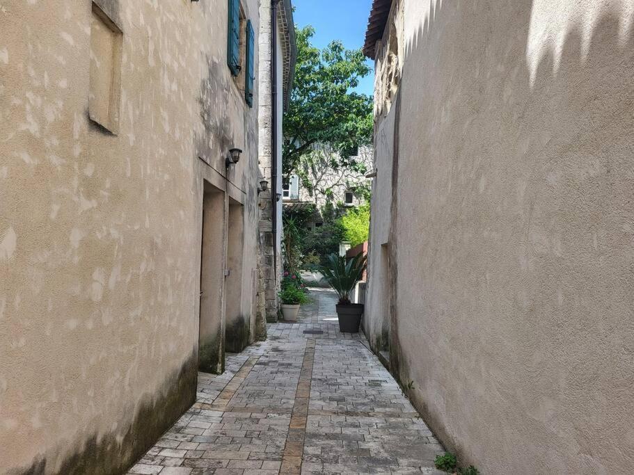 Au Centre De *